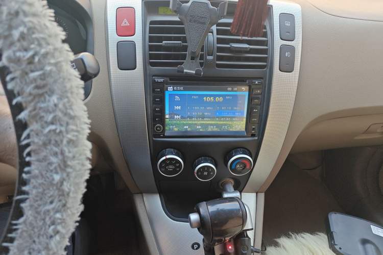 Used Hyundai Tucson 2009 2.0L Automatic Two-Wheel Drive with Sunroof Audio And AC Panel
