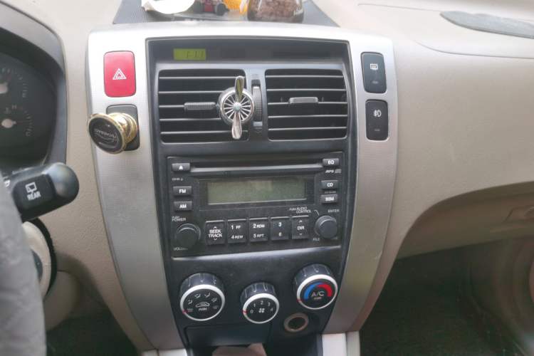 Used Hyundai Tucson 2009 2.0L Manual Two-Wheel Drive Fashion Edition Audio And AC Panel