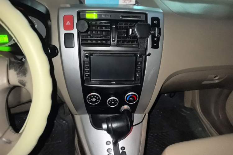 Used Hyundai Tucson 2009 2.0L Automatic Two-Wheel Drive with Sunroof Audio And AC Panel