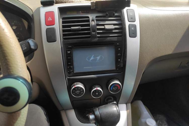 Used Hyundai Tucson 2009 2.0L Automatic Two-Wheel Drive with Sunroof Audio And AC Panel