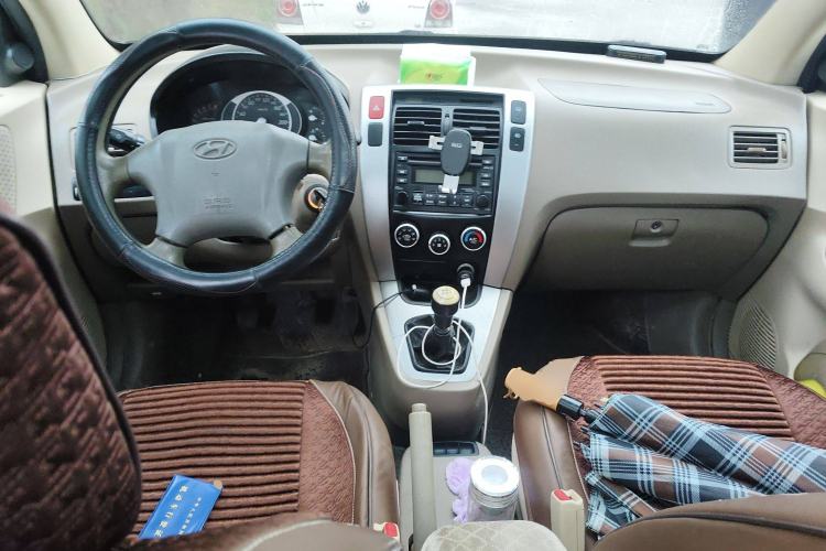 Used Hyundai Tucson 2009 2.0L Manual Two-Wheel Drive Fashion Edition Center Console