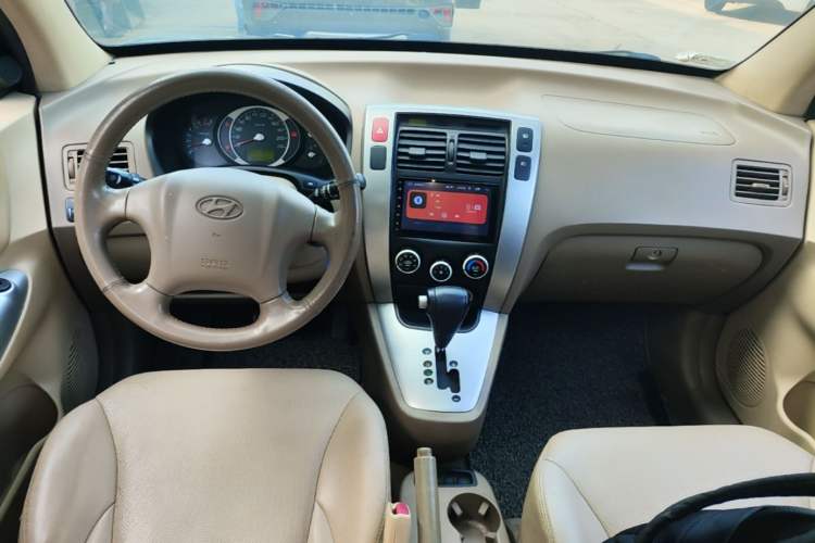 Used Hyundai Tucson 2009 2.0L Automatic Two-Wheel Drive with Sunroof Center Console