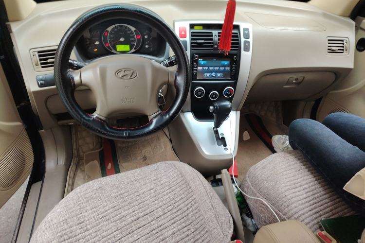 Used Hyundai Tucson 2009 2.0L Automatic Two-Wheel Drive with Sunroof Center Console