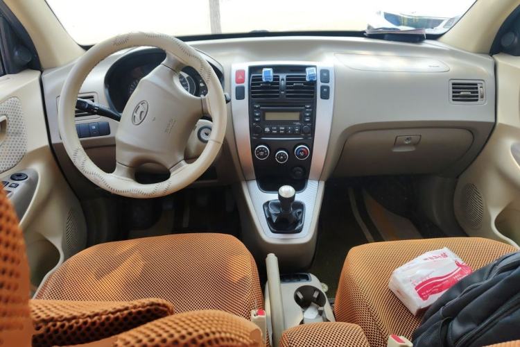 Used Hyundai Tucson 2009 2.0L Manual Two-Wheel Drive Fashion Edition Center Console