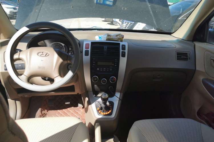 Used Hyundai Tucson 2009 2.0L Manual Two-Wheel Drive Fashion Edition Center Console