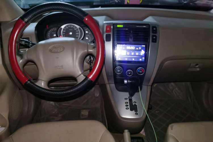 Used Hyundai Tucson 2009 2.0L Automatic Two-Wheel Drive with Sunroof Center Console