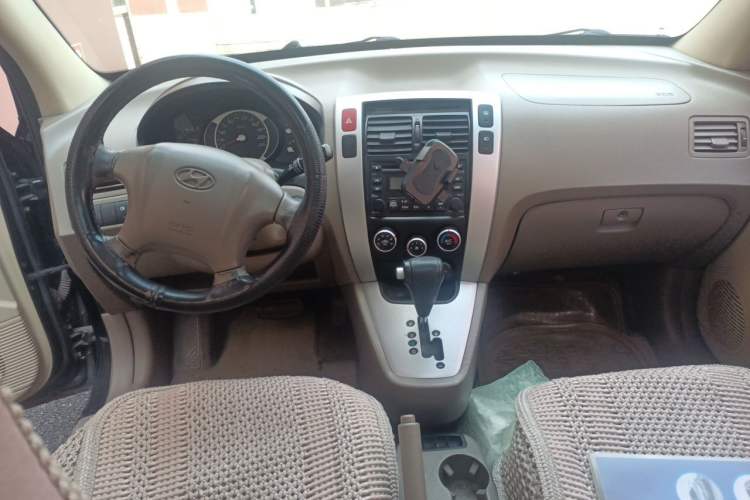 Used Hyundai Tucson 2009 2.0L Automatic Two-Wheel Drive with Sunroof Center Console