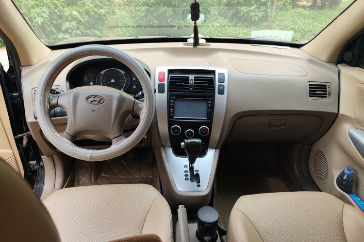 Used Hyundai Tucson 2009 2.0L Automatic Two-Wheel Drive with Sunroof Center Console