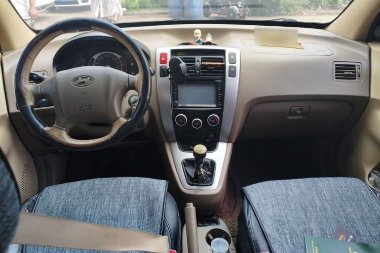 Used Hyundai Tucson 2009 2.0L Manual Two-Wheel Drive Fashion Edition Center Console