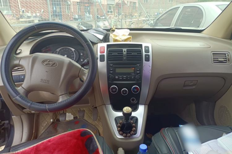 Used Hyundai Tucson 2009 2.0L Manual Two-Wheel Drive Fashion Edition Center Console