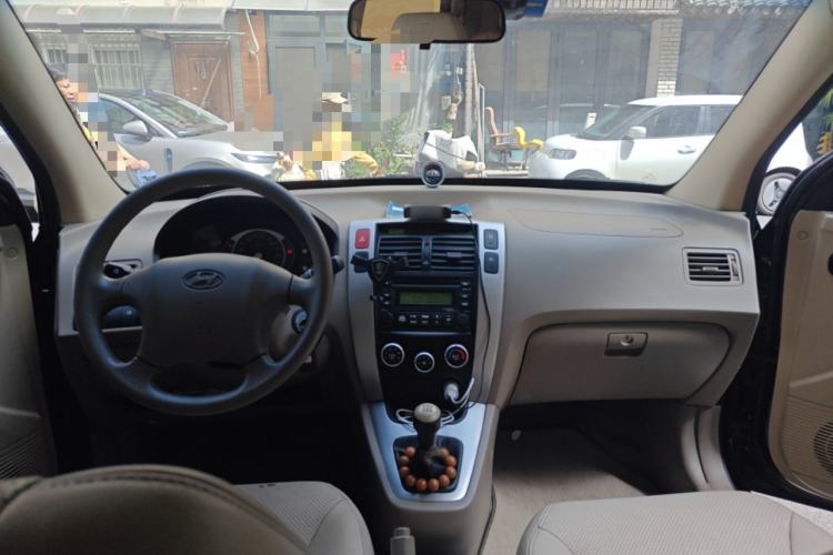 Used Hyundai Tucson 2009 2.0L Manual Two-Wheel Drive Fashion Edition Center Console