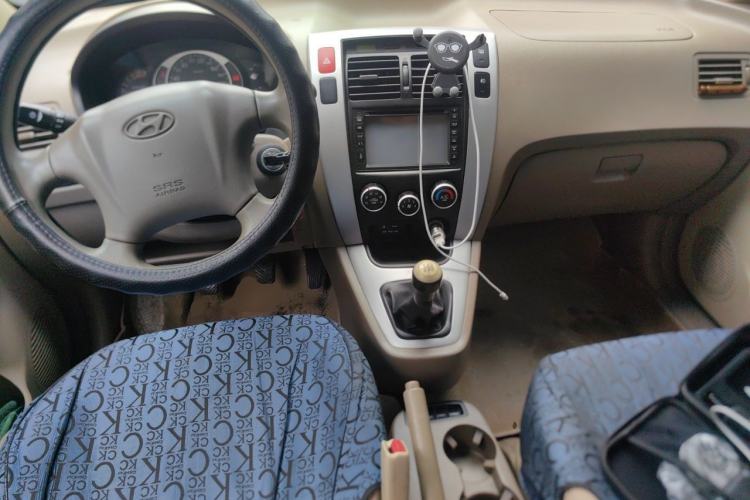 Used Hyundai Tucson 2009 2.0L Manual Two-Wheel Drive Fashion Edition Center Console