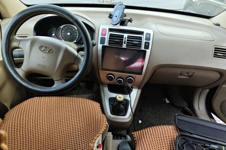 Used Hyundai Tucson 2009 2.0L Manual Two-Wheel Drive Fashion Edition Center Console