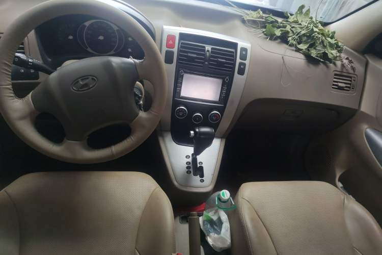 Used Hyundai Tucson 2009 2.0L Automatic Two-Wheel Drive with Sunroof Center Console