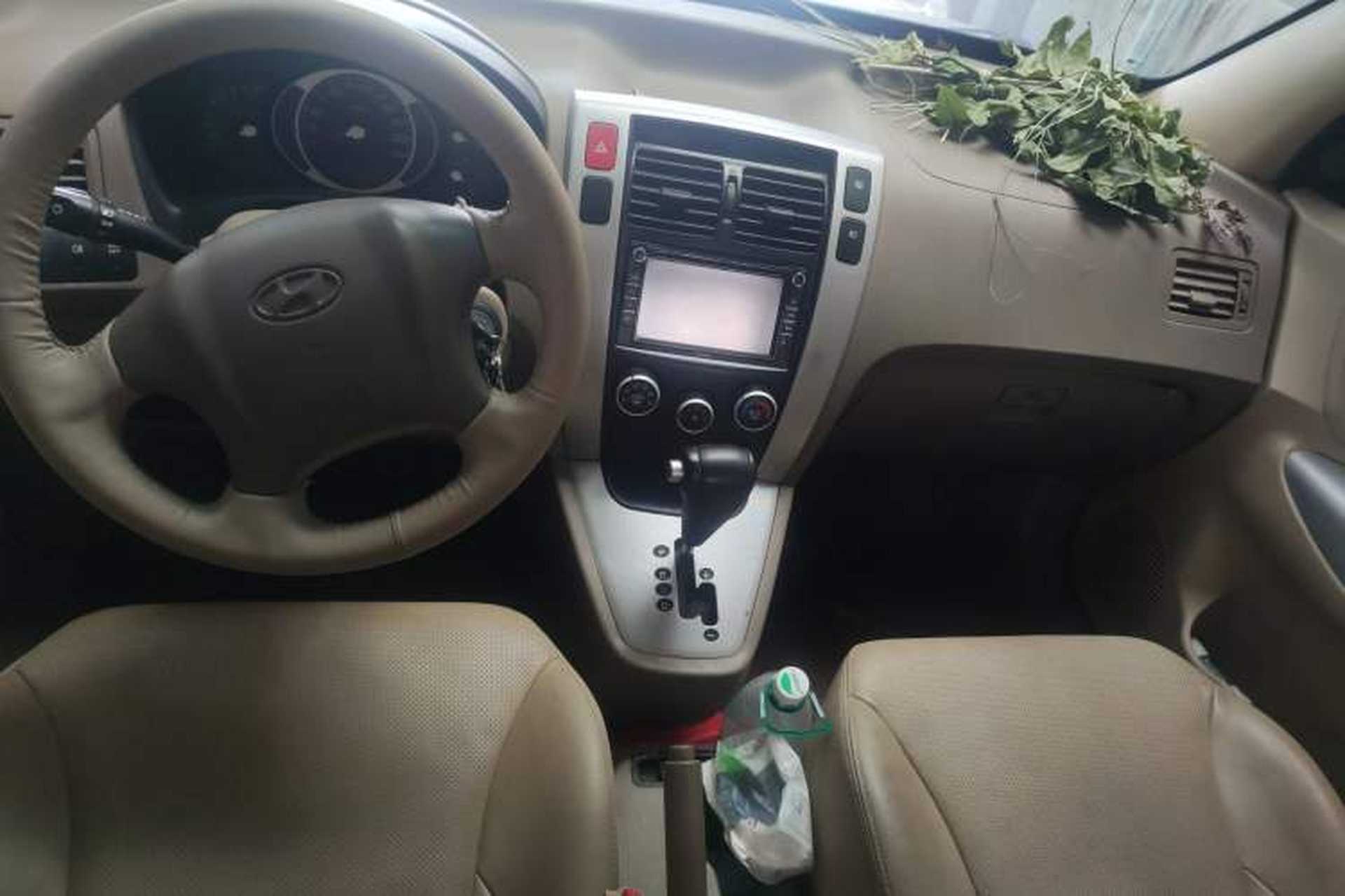 Used Hyundai Tucson 2009 2.0L Automatic Two-Wheel Drive with Sunroof Center Console