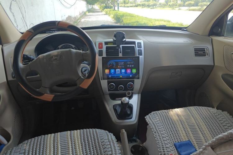 Used Hyundai Tucson 2009 2.0L Manual Two-Wheel Drive Fashion Edition Center Console