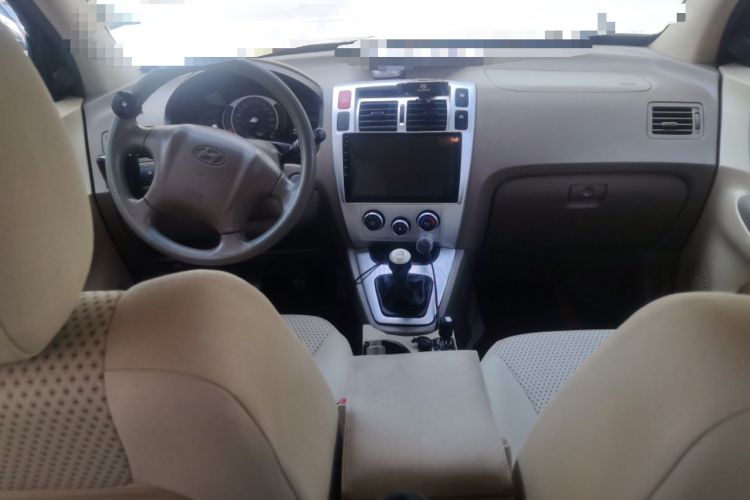 Used Hyundai Tucson 2009 2.0L Manual Two-Wheel Drive Fashion Edition Center Console