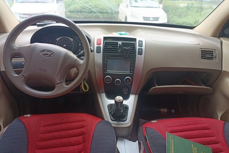 Used Hyundai Tucson 2009 2.0L Manual Two-Wheel Drive Fashion Edition Center Console