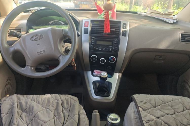 Used Hyundai Tucson 2009 2.0L Manual Two-Wheel Drive Fashion Edition Center Console