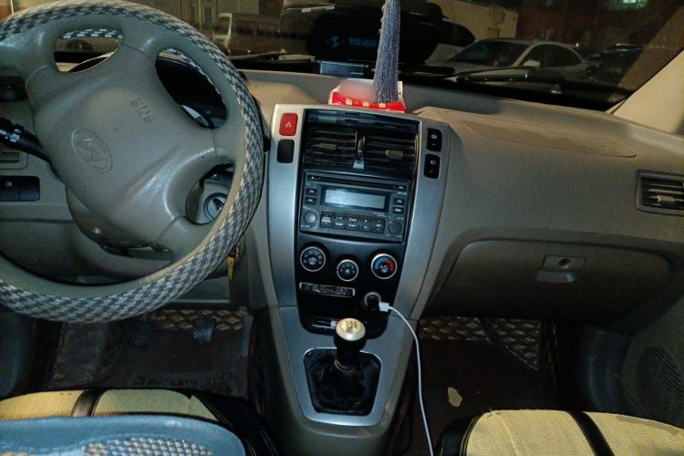 Used Hyundai Tucson 2009 2.0L Manual Two-Wheel Drive Fashion Edition Center Console