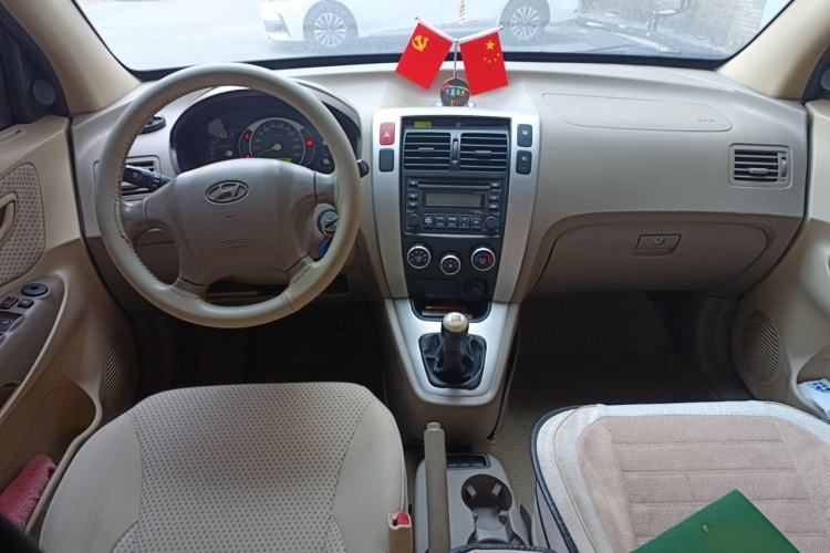 Used Hyundai Tucson 2009 2.0L Manual Two-Wheel Drive Fashion Edition Center Console