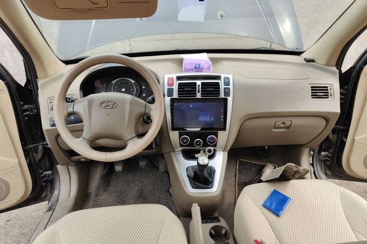 Used Hyundai Tucson 2009 2.0L Manual Two-Wheel Drive Fashion Edition Center Console