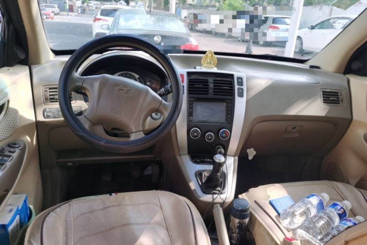 Used Hyundai Tucson 2009 2.0L Manual Two-Wheel Drive Fashion Edition Center Console
