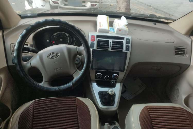 Used Hyundai Tucson 2009 2.0L Manual Two-Wheel Drive Fashion Edition Center Console