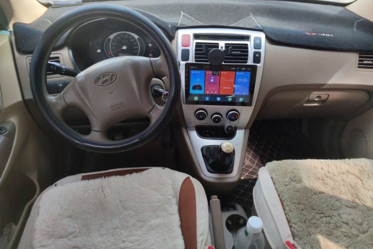 Used Hyundai Tucson 2009 2.0L Manual Two-Wheel Drive Fashion Edition Center Console