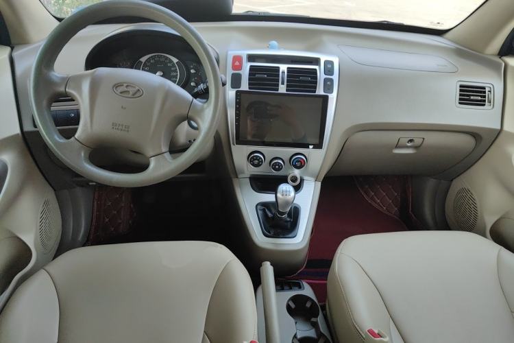 Used Hyundai Tucson 2009 2.0L Manual Two-Wheel Drive Fashion Edition Center Console