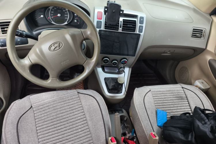 Used Hyundai Tucson 2009 2.0L Manual Two-Wheel Drive Fashion Edition Center Console