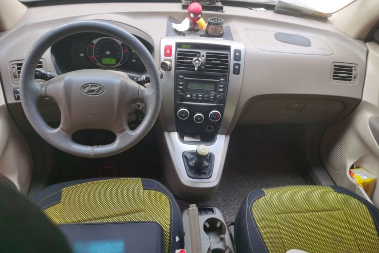 Used Hyundai Tucson 2009 2.0L Manual Two-Wheel Drive Fashion Edition Center Console