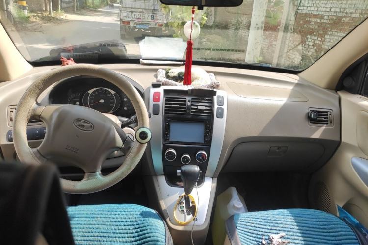 Used Hyundai Tucson 2009 2.0L Automatic Two-Wheel Drive with Sunroof Center Console