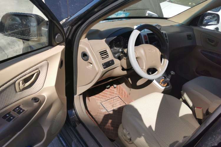 Used Hyundai Tucson 2009 2.0L Manual Two-Wheel Drive Fashion Edition Driver Seat