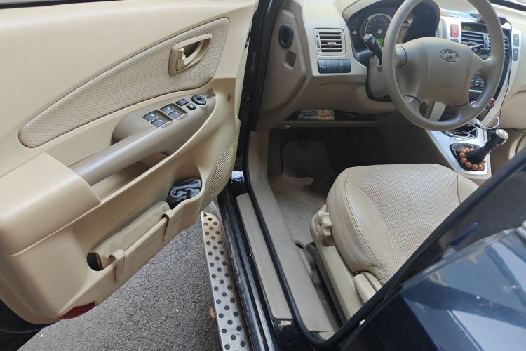 Used Hyundai Tucson 2009 2.0L Manual Two-Wheel Drive Fashion Edition Driver Seat