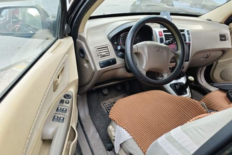 Used Hyundai Tucson 2009 2.0L Manual Two-Wheel Drive Fashion Edition Driver Seat