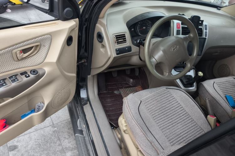 Used Hyundai Tucson 2009 2.0L Manual Two-Wheel Drive Fashion Edition Driver Seat