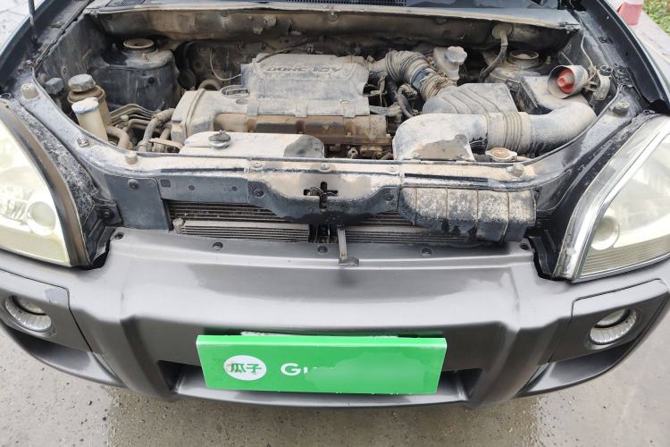 Used Hyundai Tucson 2009 2.0L Manual Two-Wheel Drive Fashion Edition Engine Bay