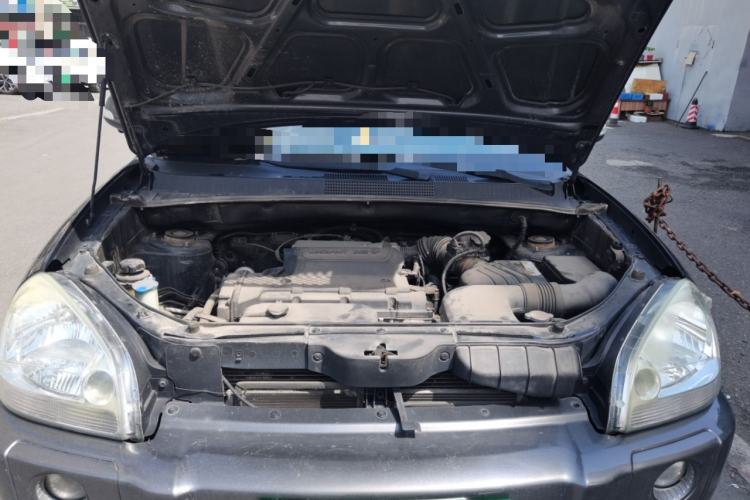 Used Hyundai Tucson 2009 2.0L Automatic Two-Wheel Drive with Sunroof Engine Bay