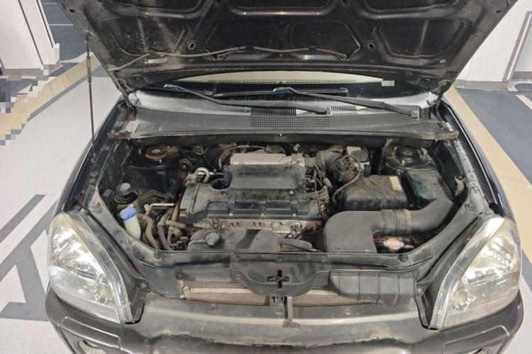 Used Hyundai Tucson 2009 2.0L Automatic Two-Wheel Drive with Sunroof Engine Bay