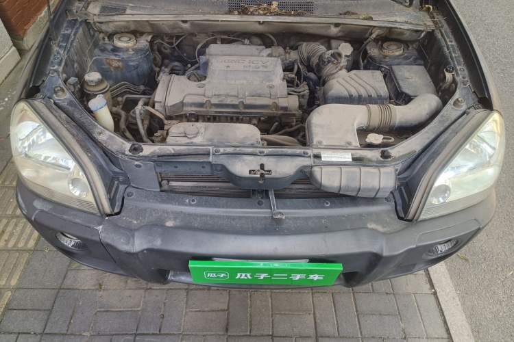 Used Hyundai Tucson 2009 2.0L Automatic Two-Wheel Drive with Sunroof Engine Bay