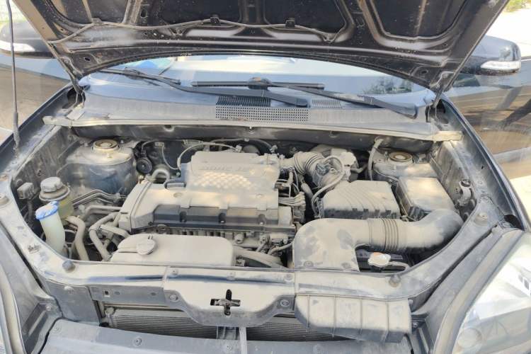 Used Hyundai Tucson 2009 2.0L Manual Two-Wheel Drive Fashion Edition Engine Bay
