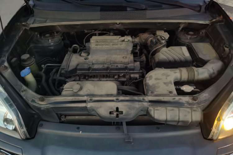 Used Hyundai Tucson 2009 2.0L Automatic Two-Wheel Drive with Sunroof Engine Bay