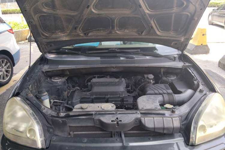 Used Hyundai Tucson 2009 2.0L Automatic Two-Wheel Drive with Sunroof Engine Bay