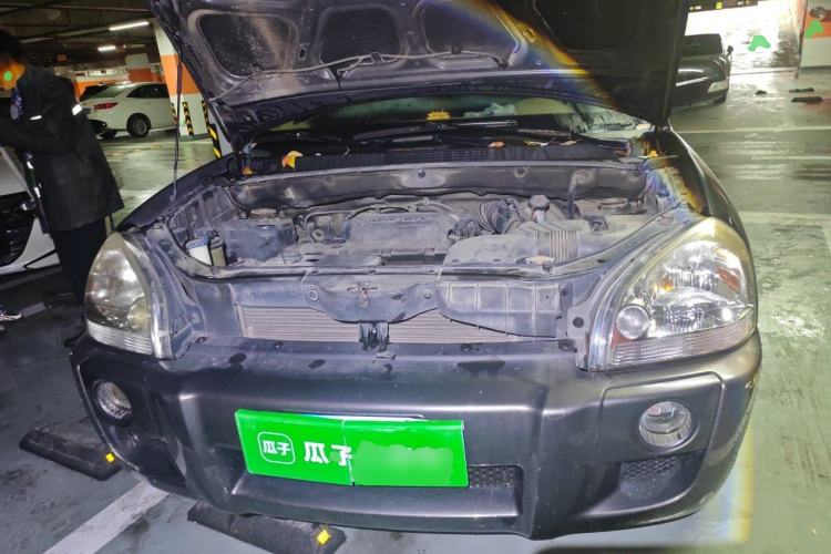 Used Hyundai Tucson 2009 2.0L Manual Two-Wheel Drive Fashion Edition Engine Bay