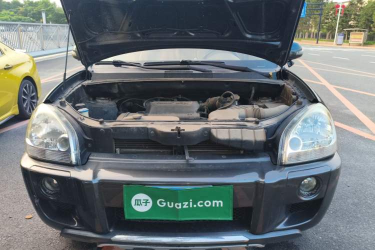 Used Hyundai Tucson 2009 2.0L Automatic Two-Wheel Drive with Sunroof Engine Bay