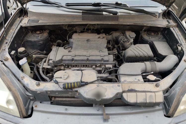 Used Hyundai Tucson 2009 2.0L Automatic Two-Wheel Drive with Sunroof Engine Bay