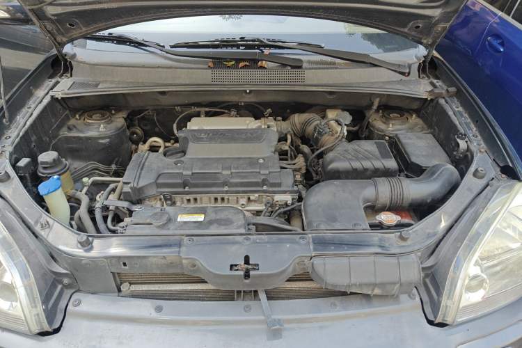 Used Hyundai Tucson 2009 2.0L Manual Two-Wheel Drive Fashion Edition Engine Bay