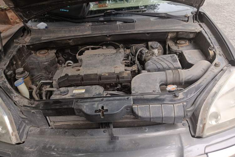 Used Hyundai Tucson 2009 2.0L Automatic Two-Wheel Drive with Sunroof Engine Bay
