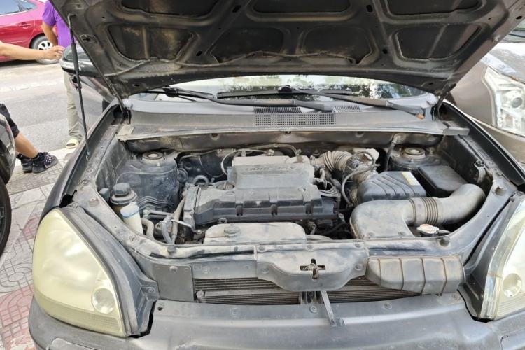 Used Hyundai Tucson 2009 2.0L Manual Two-Wheel Drive Fashion Edition Engine Bay